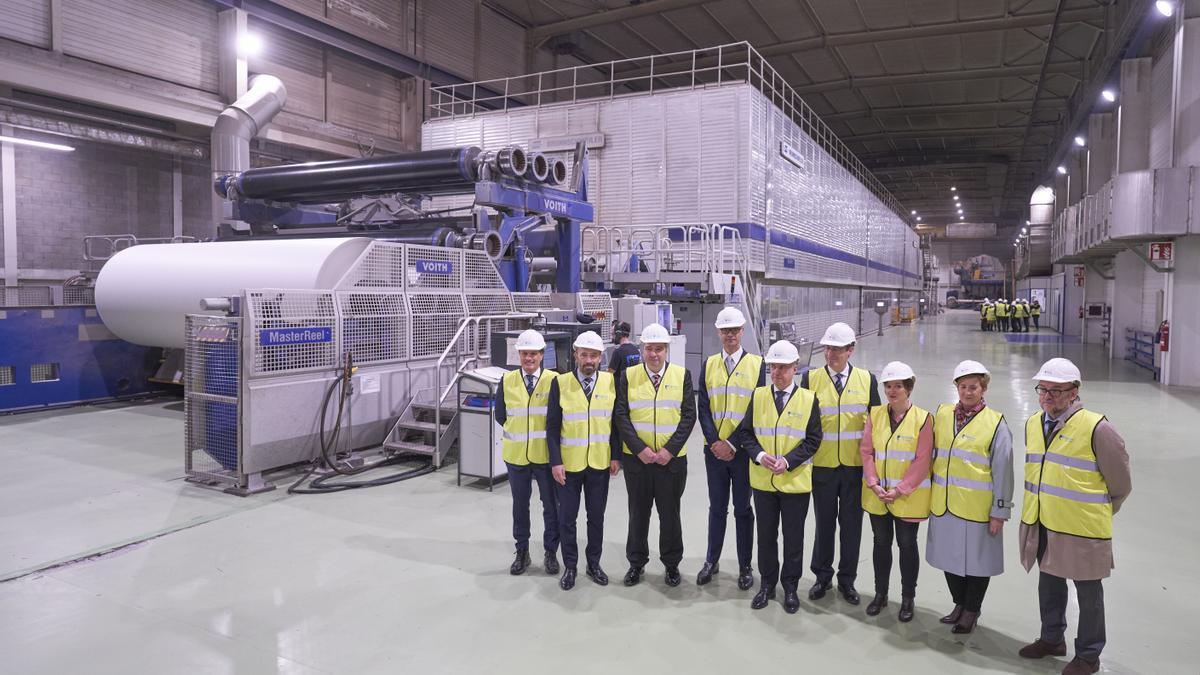 Autoridades en las instalaciones de Papresa en Errenteria.