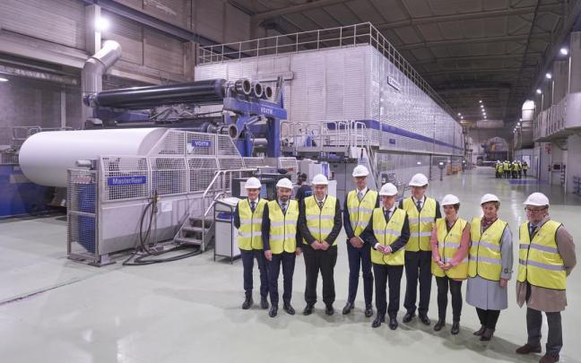Autoridades en las instalaciones de Papresa en Errenteria.