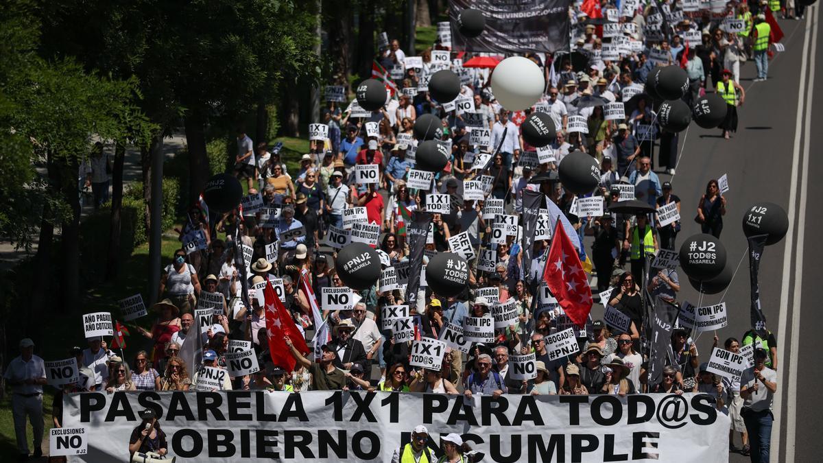 Manifestantes portan pancarta con lema 'Pasarela 1x1 para todos. Gobierno, cumple' durante una manifestación para exigir al RETA una pasarela completa, justa y sin exclusiones
