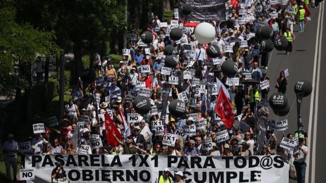 Manifestantes portan pancarta con lema 'Pasarela 1x1 para todos. Gobierno, cumple' durante una manifestación para exigir al RETA una pasarela completa, justa y sin exclusiones