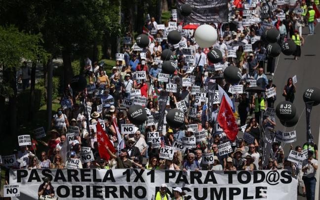 Manifestantes portan pancarta con lema 'Pasarela 1x1 para todos. Gobierno, cumple' durante una manifestación para exigir al RETA una pasarela completa, justa y sin exclusiones