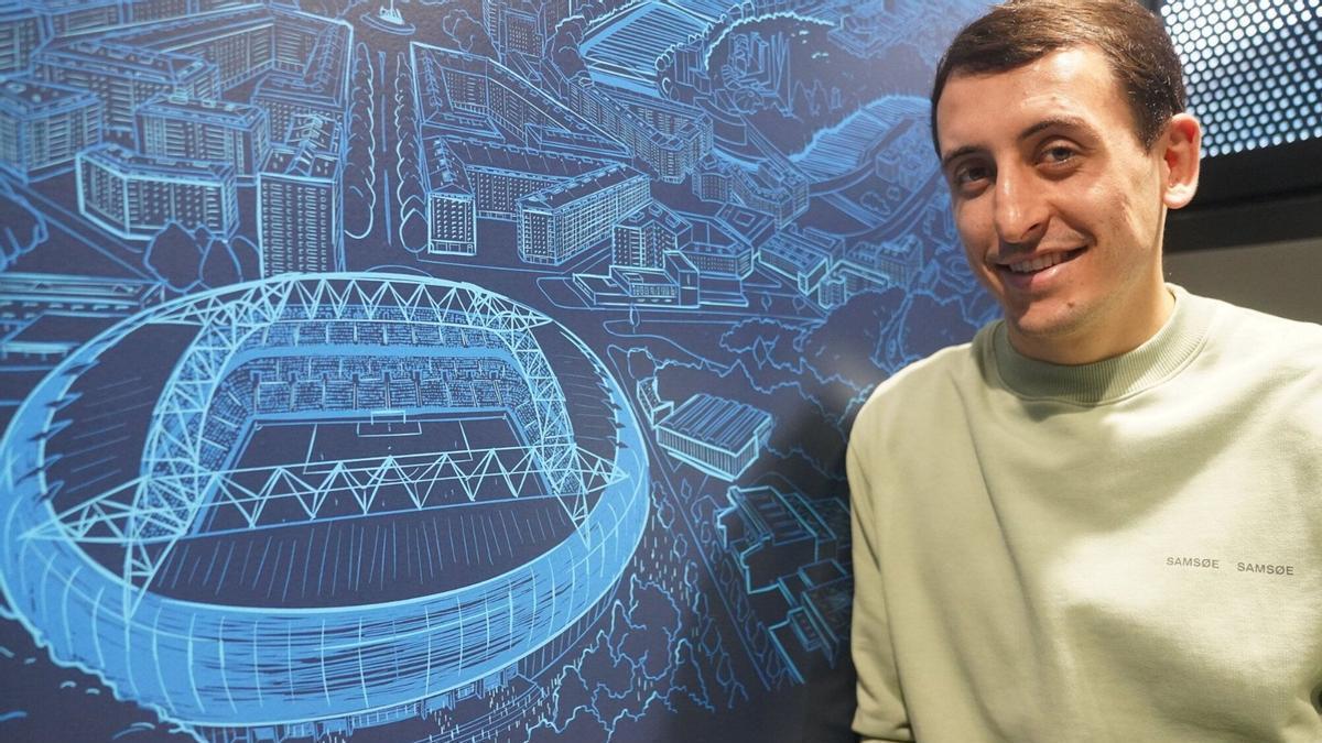 Mikel Oyarzabal posa para este periódico al término de la entrevista. / RUBEN PLAZA