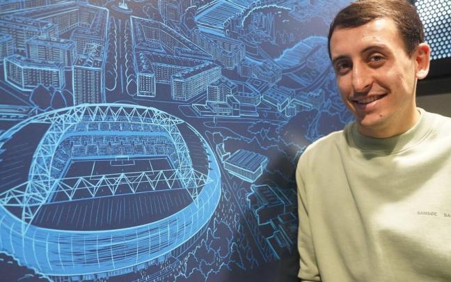 Mikel Oyarzabal posa para este periódico al término de la entrevista. / RUBEN PLAZA