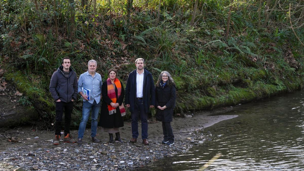 Representantes de URA y del Ayuntamiento.