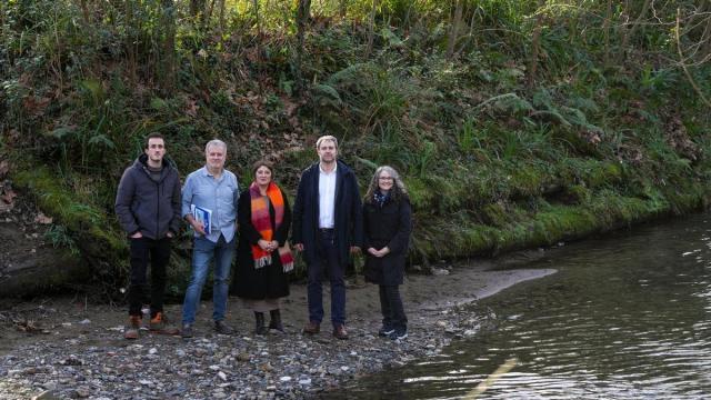 Representantes de URA y del Ayuntamiento.