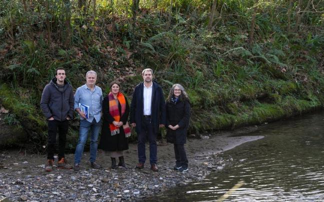 Representantes de URA y del Ayuntamiento.