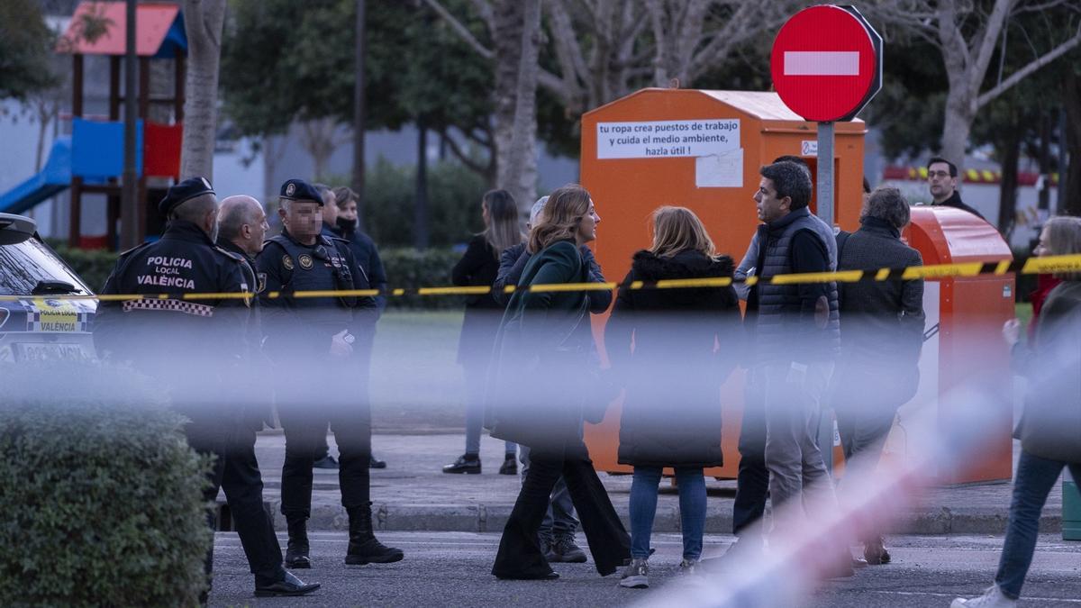 La alcaldesa de Valencia, María José Catalá y el presidente de la Generalitat valenciana, Carlos Mazón, visitan el puesto de mando avanzado del edificio incendiado.