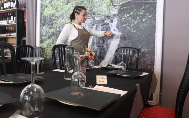 La hostelera Andreca Cuta prepara las mesas en el restaurante Birika, situado en el barrio del Regato de Barakaldo. La hostelera Andreca Cuta prepara las mesas en el restaurante Birika, situado en el barrio del Regato de Barakaldo.