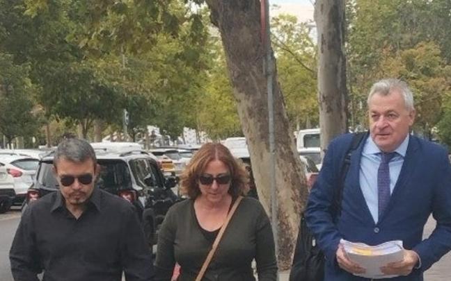 Los padres de la joven asesinada en Parla en 2022 y su letrado Wilfredo Jurado.