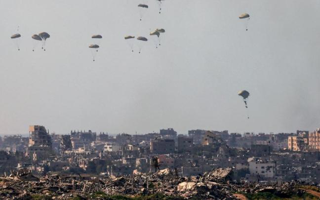 Ayuda humanitaria lanzada por aire sobre el norte de Gaza
