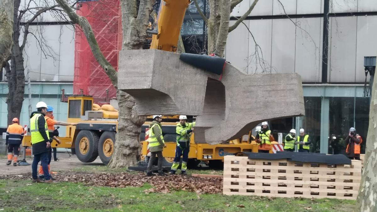 El Bellas Artes de Bilbao traslada la escultura la escultura 'Lugar de encuentros IV' a Chillida Leku