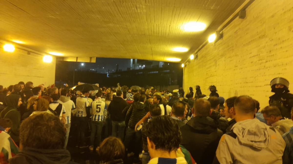 Afición de la Real, retenida antes de entrar en el Estádio da Luz de Lisboa. / J.H.