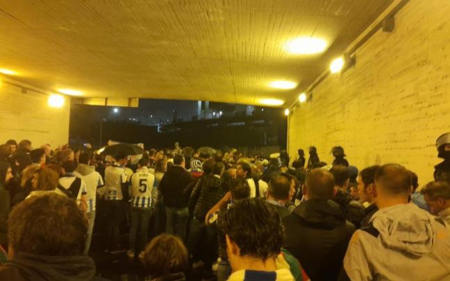 Afición de la Real, retenida antes de entrar en el Estádio da Luz de Lisboa. / J.H.