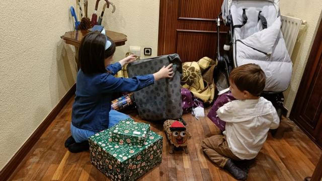 Sonrisas y emoción al abrir los regalos de Navidad