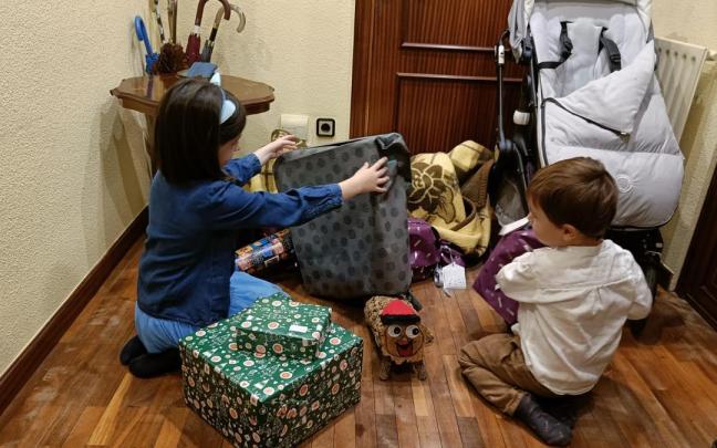 Sonrisas y emoción al abrir los regalos de Navidad