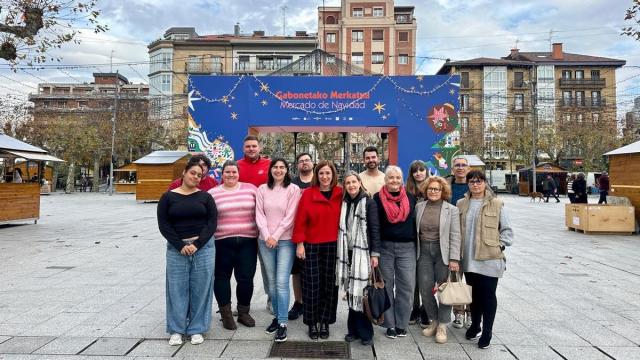 Cristina Laborda y Nuria Alzaga, junto a comerciantes y artesanos y artesanas de la ciudad.