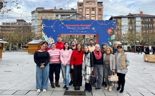 Cristina Laborda y Nuria Alzaga, junto a comerciantes y artesanos y artesanas de la ciudad.