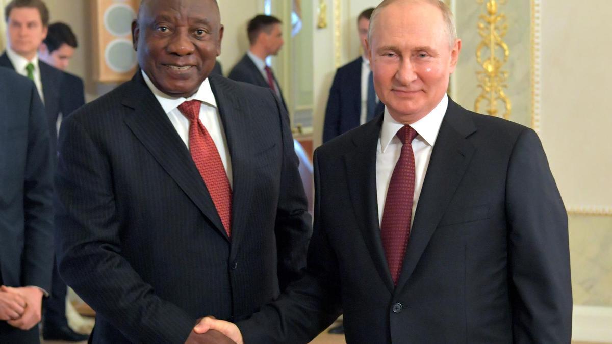 El presidente sudafricano, Cyril Ramaphosa, estrecha la mano de Vladimir Putin