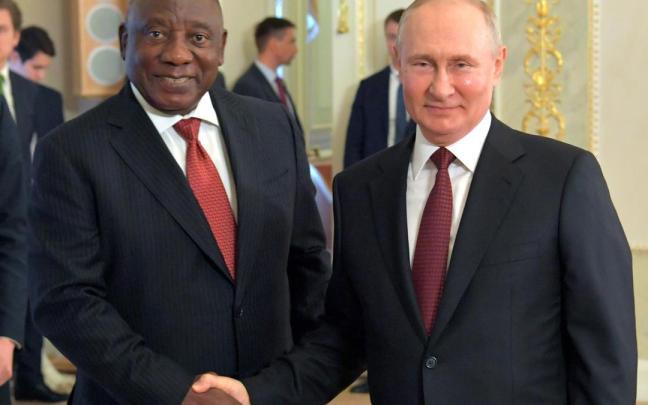 El presidente sudafricano, Cyril Ramaphosa, estrecha la mano de Vladimir Putin El presidente sudafricano, Cyril Ramaphosa, estrecha la mano de Vladimir Putin