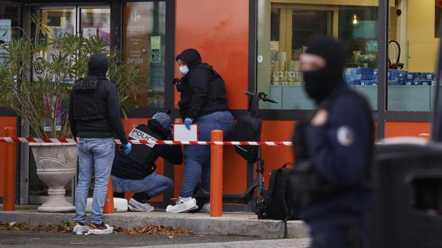 Agente de la policía gala trabajando en uno de los lugares de los tiroteos