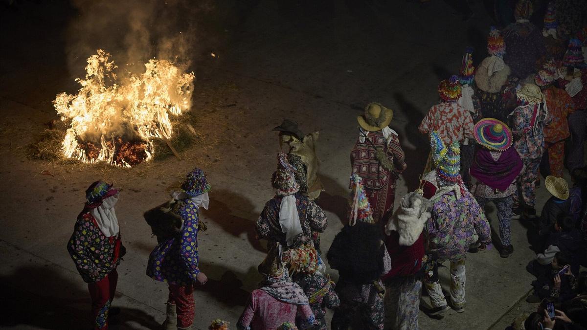 Los ‘txatxus’ bailando junto a la hoguera, en Lantz.