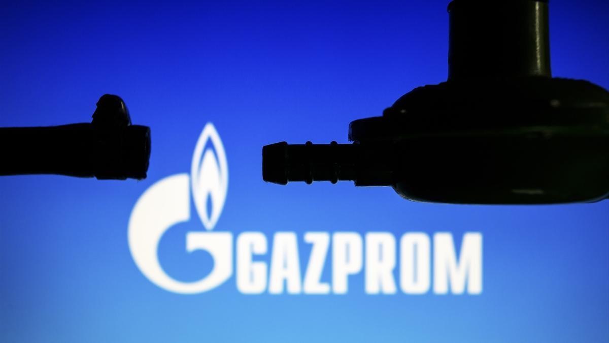 El logotipo de Gazprom, el consorcio de gas ruso, tras una tubería desconectada.