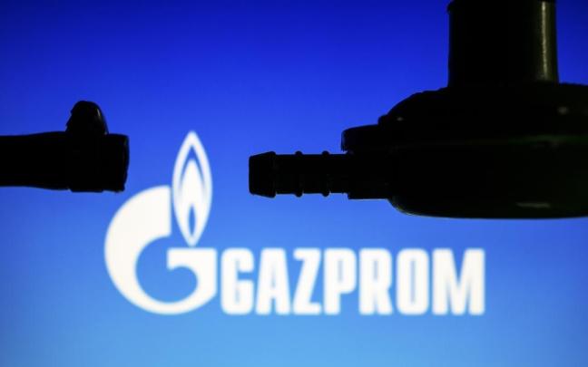 El logotipo de Gazprom, el consorcio de gas ruso, tras una tubería desconectada.