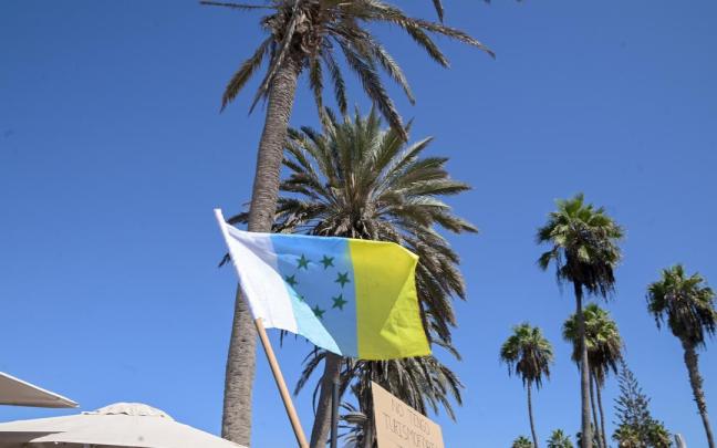 Imagen de archivo de una bandera de las Islas Canarias