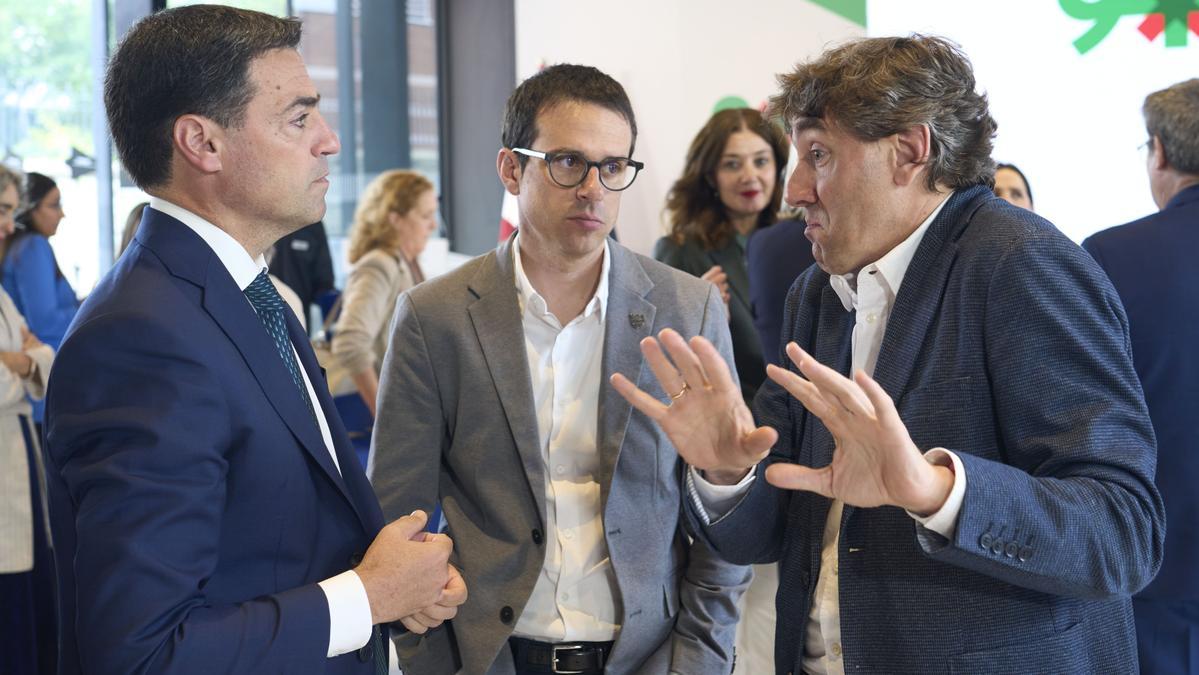 Imanol Pradales, Pello Otxandiano y Eneko Andueza, en el acto del pasado 9 de junio por el 90 aniversario del primer Gobierno Vasco.