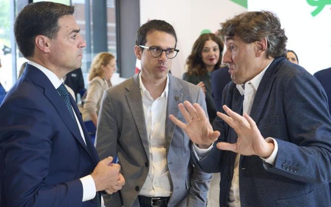 Imanol Pradales, Pello Otxandiano y Eneko Andueza, en el acto del pasado 9 de junio por el 90 aniversario del primer Gobierno Vasco.
