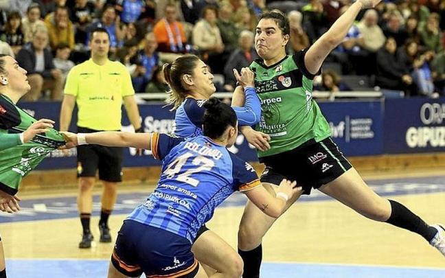 Valeska Lovera intenta lanzar ante la defensa local.