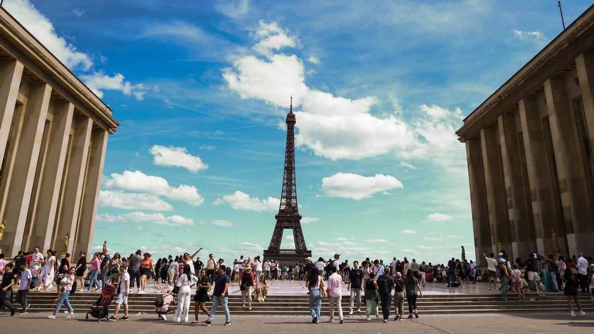 La Torre Eiffel regresa a la normalidad tras las falsas amenazas de bomba.