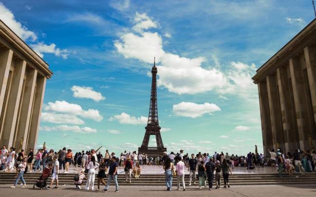 La Torre Eiffel regresa a la normalidad tras las falsas amenazas de bomba.