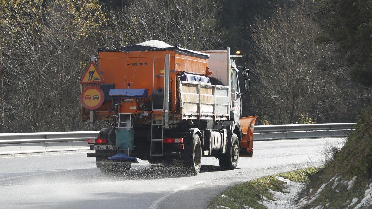 Una máquina quitanieves reparte sal por la carretera LU-530, cerca de A Fonsagrada, en Lugo.