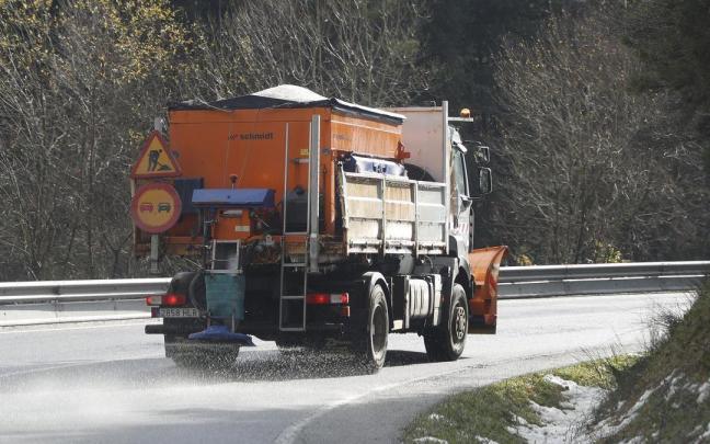 Una máquina quitanieves reparte sal por la carretera LU-530, cerca de A Fonsagrada, en Lugo.