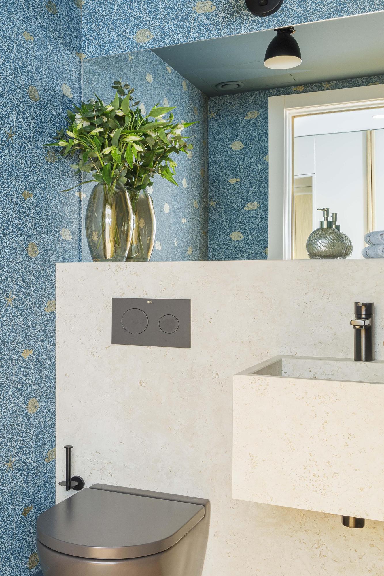 ¿En el baño? Sí, también es posible crear un ambiente más acogedor y detallista con ramos artificiales.