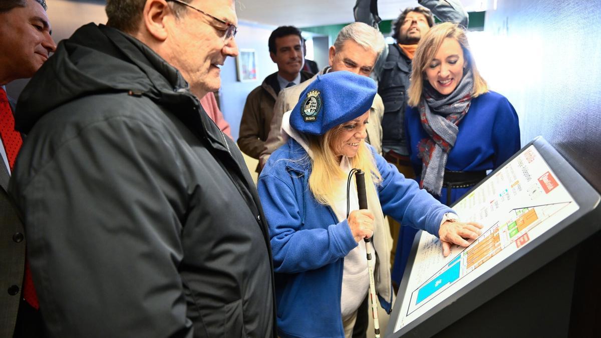 El alcalde visitó ayer el polideportivo de Miribilla.