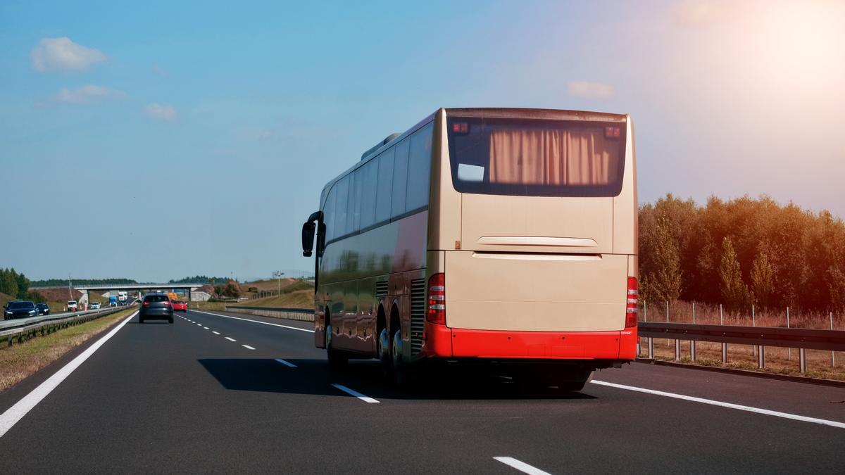 Un autobús ajeno a esta historia circula por una autopista.