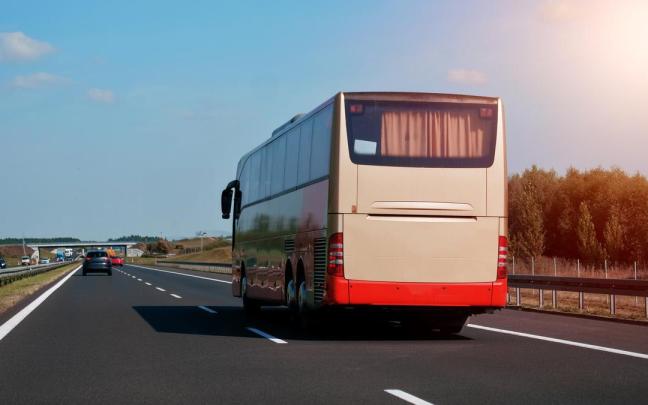 Un autobús ajeno a esta historia circula por una autopista.