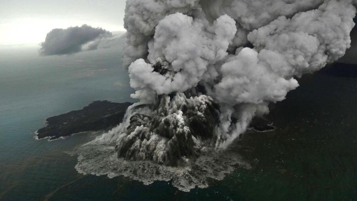 Imagen de la erupción de 2018 del volcán Anak Krakatoa.