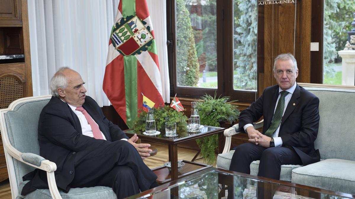 El expresidente de Colombia Ernesto Samper y el lehendakari, Iñigo Urkullu, en el Palacio de Ajuria Enea.