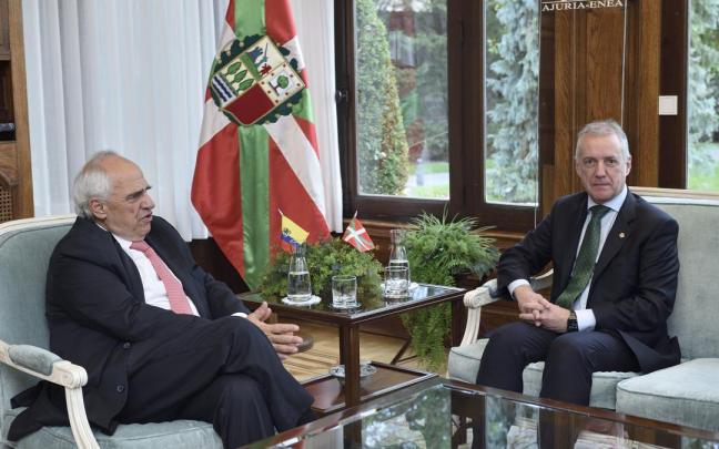 El expresidente de Colombia Ernesto Samper y el lehendakari, Iñigo Urkullu, en el Palacio de Ajuria Enea. El expresidente de Colombia Ernesto Samper y el lehendakari, Iñigo Urkullu, en el Palacio de Ajuria Enea.