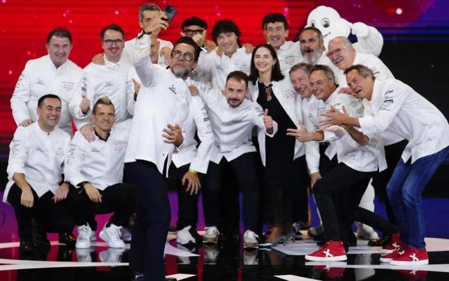 Foto de familia de los chefs galardonados con tres Estrellas Michelín