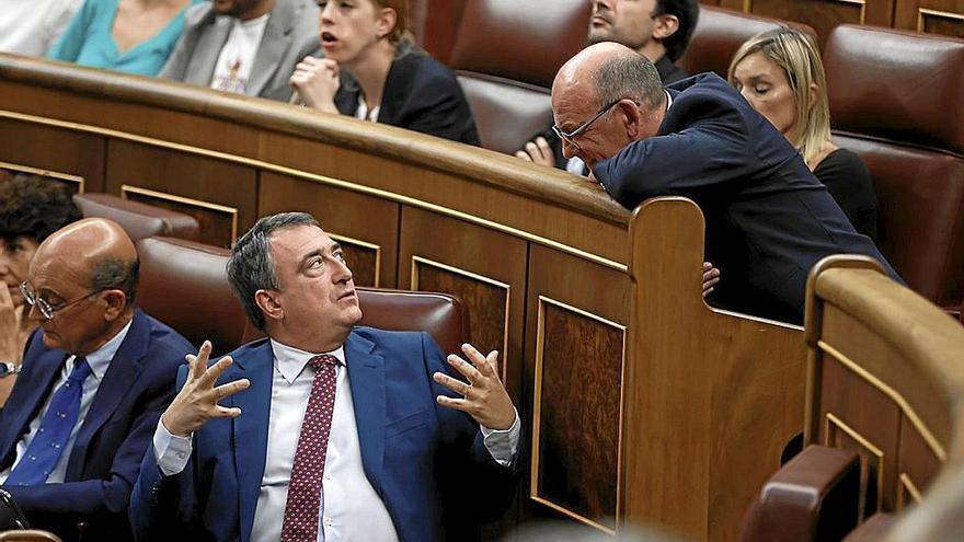 Aitor Esteban y Joseba Agirretxea, en el pleno en que este último intervino íntegramente en euskera. | FOTO: EFE