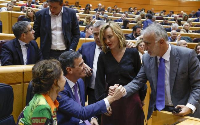 Pedro Sánchez rodeado de algunos de sus ministros en el pleno en el que se ha aprobado la reforma constitucional. / EFE Pedro Sánchez rodeado de algunos de sus ministros en el pleno en el que se ha aprobado la reforma constitucional.