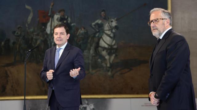 El presidente del Partido Popular de Castilla y León, Alfonso Fernández Mañueco (i), y el portavoz de Vox en las Cortes de Castilla y León, Carlos Pollán.