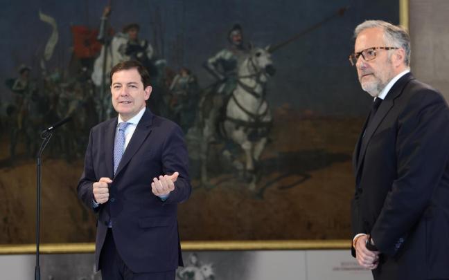 El presidente del Partido Popular de Castilla y León, Alfonso Fernández Mañueco (i), y el portavoz de Vox en las Cortes de Castilla y León, Carlos Pollán.