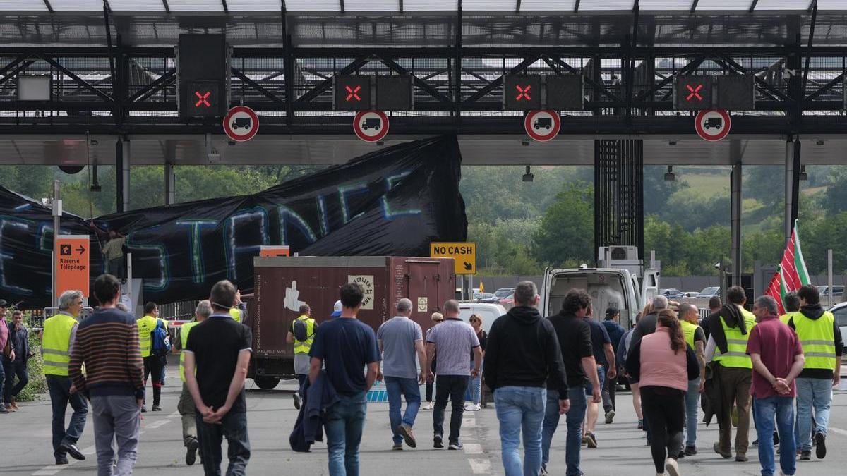 Las autoridades siguen recomendando evitar la zona en la medida de los posible para evitar posibles retenciones.