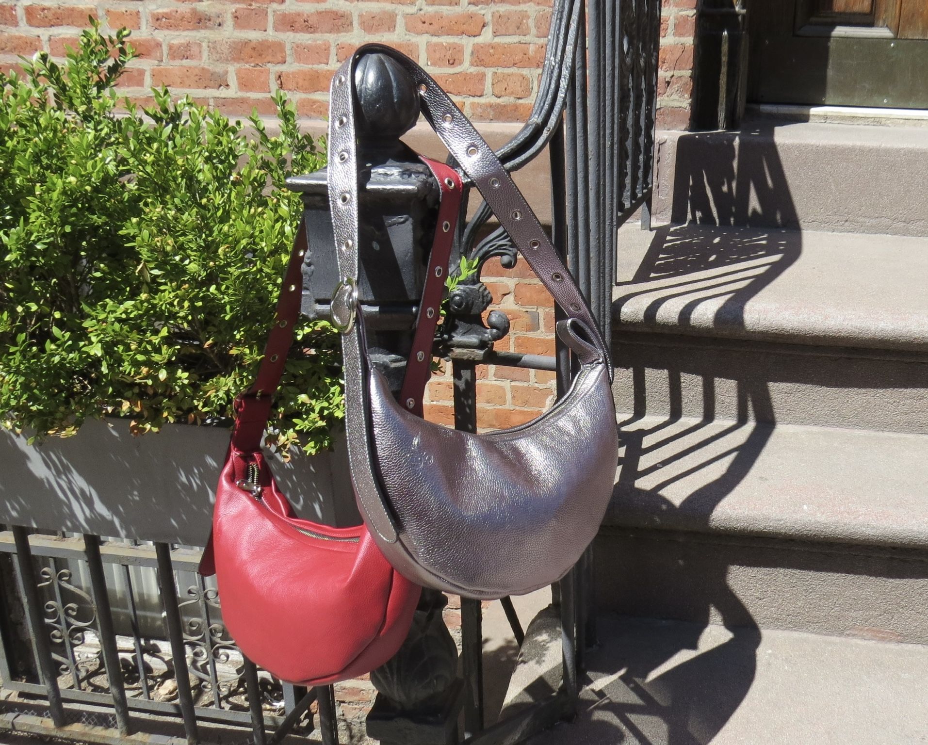 Sus bolsos está hechos con cuero sintético.