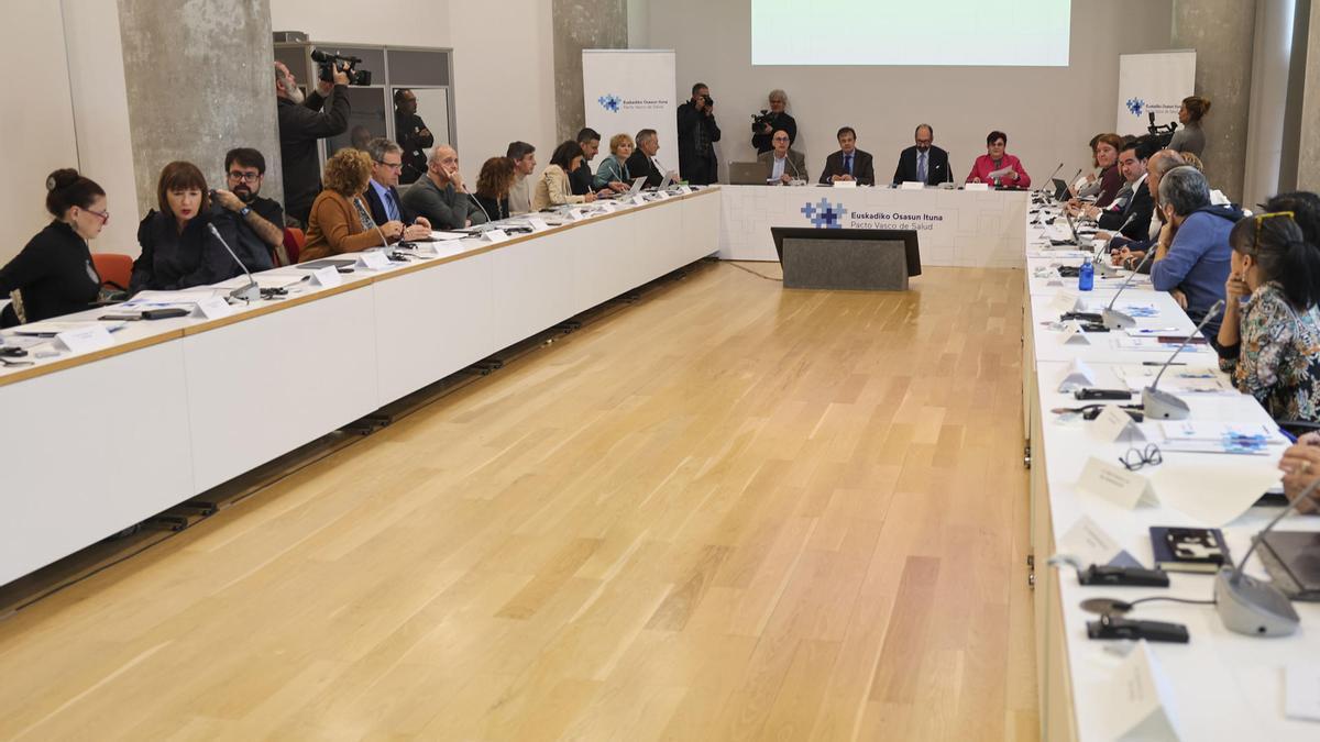 La Mesa del Pacto Vasco de Salud, presidida por el consejero Alberto Martínez, durante su cuarta reunión.